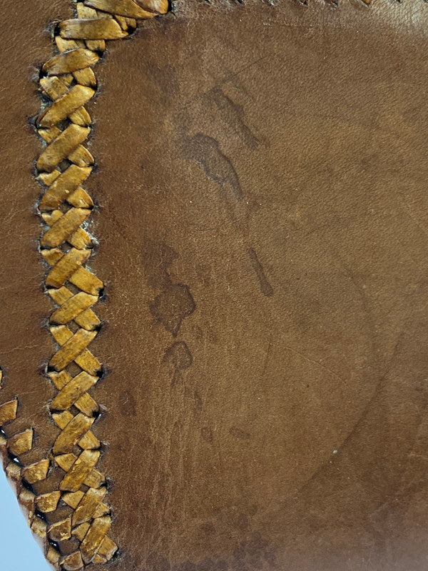 【現状渡し品】【メンズ/レディース】 SAAD サード ARABESQUE BUTTON LEATHER SHOULDER BAG レザーショルダーバッグ 188-251026-ks-30-min カラー：ブラウン 万代Net店