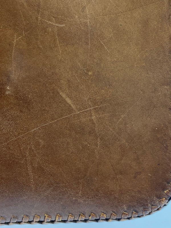 【現状渡し品】【メンズ/レディース】 SAAD サード ARABESQUE BUTTON LEATHER SHOULDER BAG レザーショルダーバッグ 188-251026-ks-30-min カラー：ブラウン 万代Net店