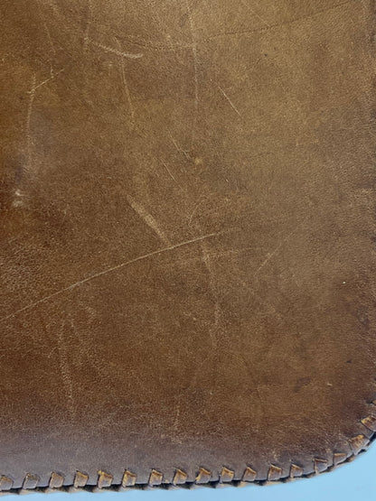 【現状渡し品】【メンズ/レディース】 SAAD サード ARABESQUE BUTTON LEATHER SHOULDER BAG レザーショルダーバッグ 188-251026-ks-30-min カラー：ブラウン 万代Net店