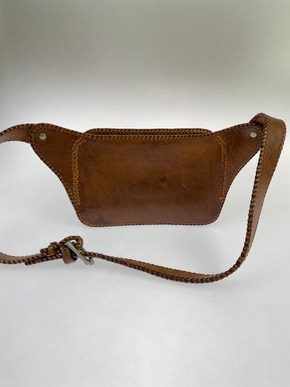 【現状渡し品】【メンズ/レディース】 SAAD サード ARABESQUE BUTTON LEATHER SHOULDER BAG レザーショルダーバッグ 188-251026-ks-30-min カラー：ブラウン 万代Net店