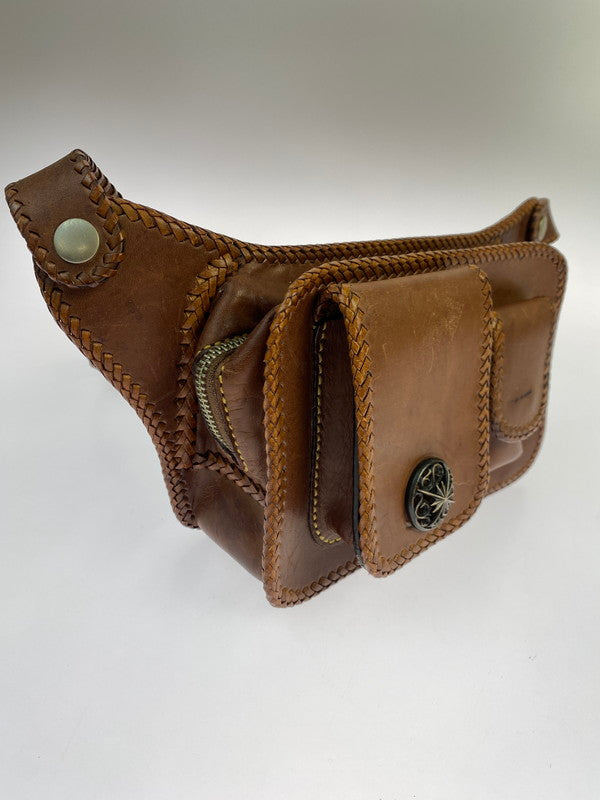 【現状渡し品】【メンズ/レディース】 SAAD サード ARABESQUE BUTTON LEATHER SHOULDER BAG レザーショルダーバッグ 188-251026-ks-30-min カラー：ブラウン 万代Net店