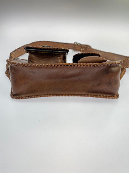 【現状渡し品】【メンズ/レディース】 SAAD サード ARABESQUE BUTTON LEATHER SHOULDER BAG レザーショルダーバッグ 188-251026-ks-30-min カラー：ブラウン 万代Net店