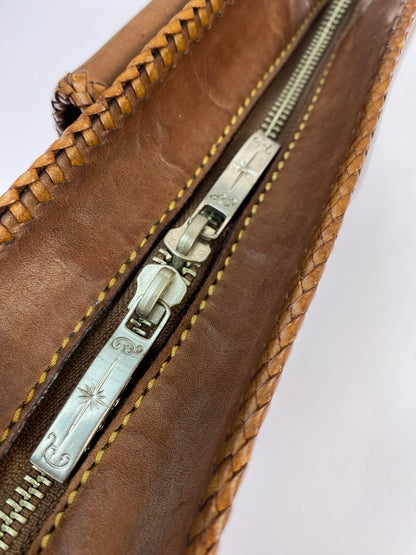 【現状渡し品】【メンズ/レディース】 SAAD サード ARABESQUE BUTTON LEATHER SHOULDER BAG レザーショルダーバッグ 188-251026-ks-30-min カラー：ブラウン 万代Net店