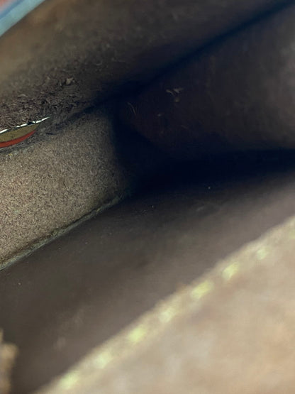 【現状渡し品】【メンズ/レディース】 SAAD サード ARABESQUE BUTTON LEATHER SHOULDER BAG レザーショルダーバッグ 188-251026-ks-30-min カラー：ブラウン 万代Net店