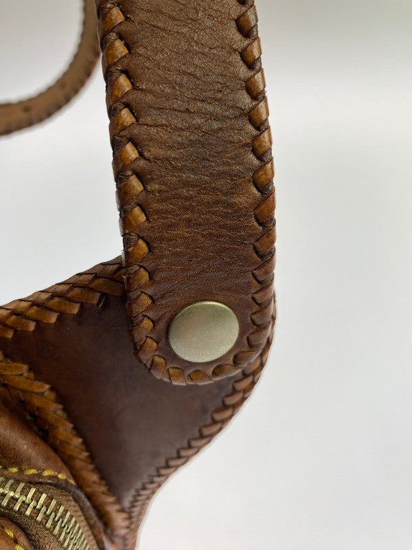 【現状渡し品】【メンズ/レディース】 SAAD サード ARABESQUE BUTTON LEATHER SHOULDER BAG レザーショルダーバッグ 188-251026-ks-30-min カラー：ブラウン 万代Net店