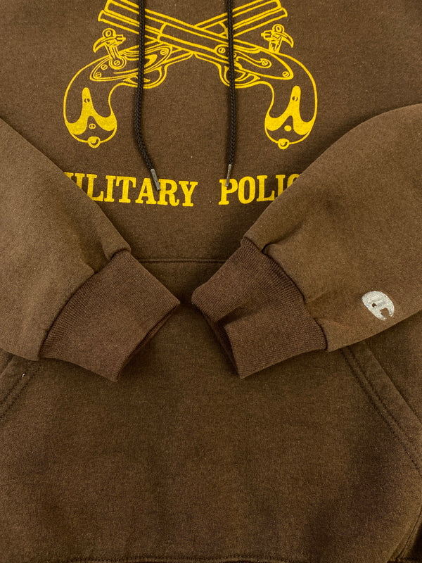 【中古品】【メンズ】 CHAMPION チャンピオン 00S MILITARY POLICE PRINT HOODED SWEAT SHIRT BROWN 00年代ミリタリー ポリス プリント フーデッド スウェット シャツ ブラウン パーカー 146-260724-hu-33-min サイズ：S カラー：ブラウン 万代Net店