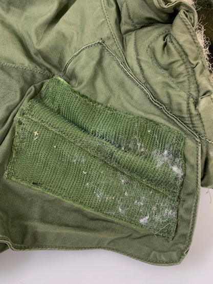 【現状渡し品】【メンズ】 U.S.ARMY アメリカ軍 M-65 FISHTAIL PARKA FULLSET M-65 フィッシュテールパーカー フルセット アウター ミリタリージャケット 146-251027-kk-43-min サイズ：EXTRA SMALL カラー：オリーブ 万代Net店