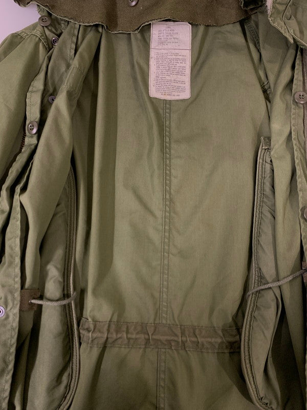 【現状渡し品】【メンズ】 U.S.ARMY アメリカ軍 M-65 FISHTAIL PARKA FULLSET M-65 フィッシュテールパーカー フルセット アウター ミリタリージャケット 146-251027-kk-43-min サイズ：EXTRA SMALL カラー：オリーブ 万代Net店