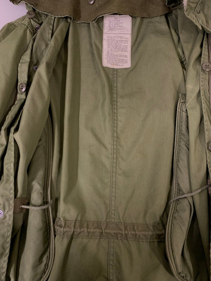 【現状渡し品】【メンズ】 U.S.ARMY アメリカ軍 M-65 FISHTAIL PARKA FULLSET M-65 フィッシュテールパーカー フルセット アウター ミリタリージャケット 146-251027-kk-43-min サイズ：EXTRA SMALL カラー：オリーブ 万代Net店