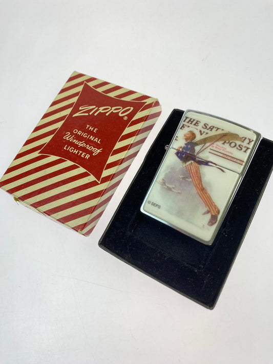 【中古品】【メンズ】 ZIPPO ジッポ NORMAN ROCKWELL SATURDAY EVENING POST 2002 ノーマン・ロックウェル サタデイ イブニングポスト 2002年製 オイルライター 喫煙具 インサイドユニット2002年製 206-251027-kk-09-min カラー：シルバー 万代Net店