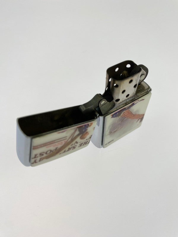 【中古品】【メンズ】 ZIPPO ジッポ NORMAN ROCKWELL SATURDAY EVENING POST 2002 ノーマン・ロックウェル サタデイ イブニングポスト 2002年製 オイルライター 喫煙具 インサイドユニット2002年製 206-251027-kk-09-min カラー：シルバー 万代Net店