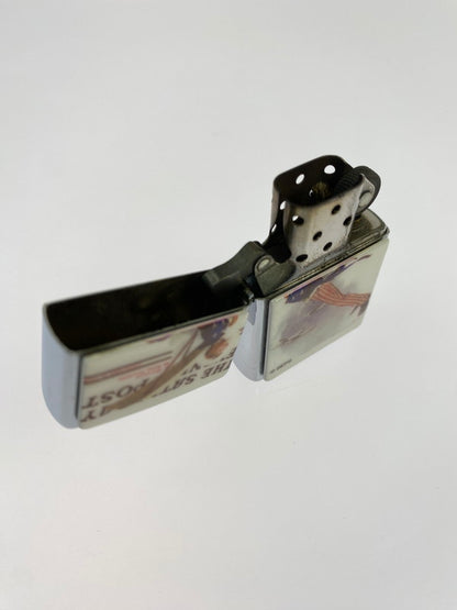 【中古品】【メンズ】 ZIPPO ジッポ NORMAN ROCKWELL SATURDAY EVENING POST 2002 ノーマン・ロックウェル サタデイ イブニングポスト 2002年製 オイルライター 喫煙具 インサイドユニット2002年製 206-251027-kk-09-min カラー：シルバー 万代Net店