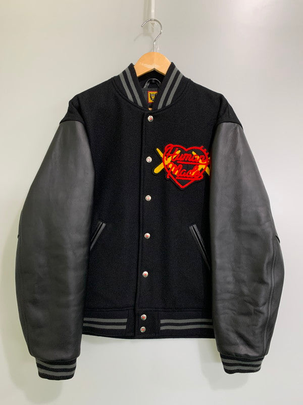 【中古品】【メンズ】 HUMAN MADE ヒューマンメイド × KAWS カウズ MADE VARSITY JACKET バーシティ ジャケット ハート スタジャン メンズ アウター ブルゾン 142-251029-em-06-min サイズ：L カラー：ブラック 万代Net店