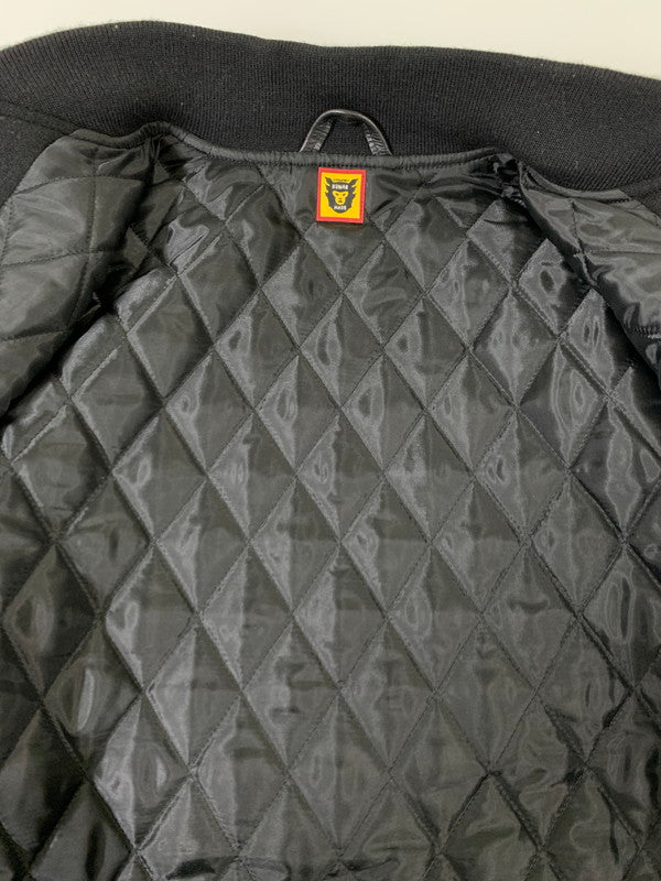 【中古品】【メンズ】 HUMAN MADE ヒューマンメイド × KAWS カウズ MADE VARSITY JACKET バーシティ ジャケット ハート スタジャン メンズ アウター ブルゾン 142-251029-em-06-min サイズ：L カラー：ブラック 万代Net店