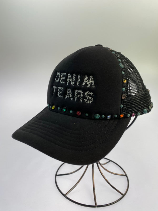 【中古品】【メンズ】 DENIM TEARS デニムティアーズ RHINESTONE WREATH TRUCKER HAT キャップ 帽子 185-251116-AS-2-min カラー：ブラック 万代Net店