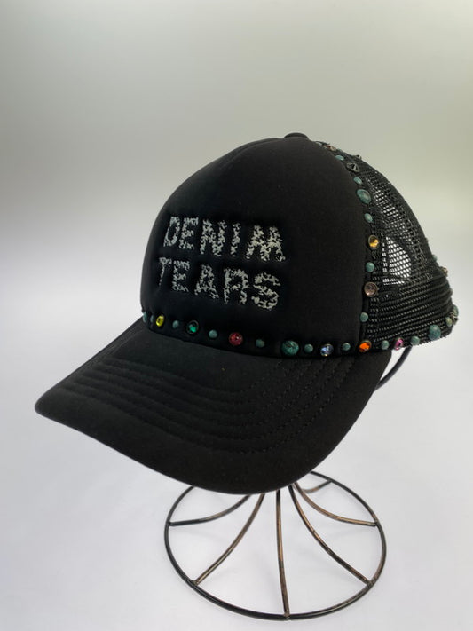 【中古品】【メンズ】 DENIM TEARS デニムティアーズ RHINESTONE WREATH TRUCKER HAT キャップ 帽子 185-251116-AS-2-min カラー：ブラック 万代Net店