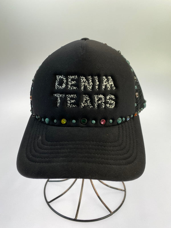 【中古品】【メンズ】 DENIM TEARS デニムティアーズ RHINESTONE WREATH TRUCKER HAT キャップ 帽子 185-251116-AS-2-min カラー：ブラック 万代Net店