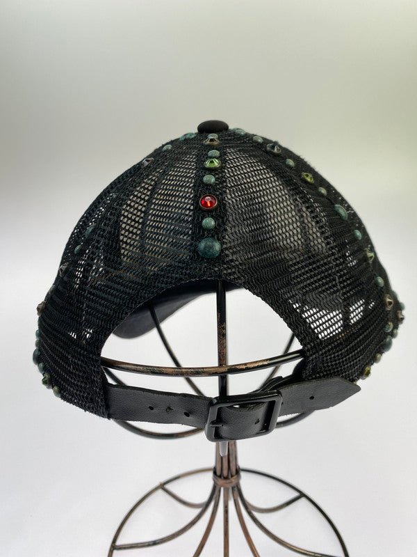 【中古品】【メンズ】 DENIM TEARS デニムティアーズ RHINESTONE WREATH TRUCKER HAT キャップ 帽子 185-251116-AS-2-min カラー：ブラック 万代Net店