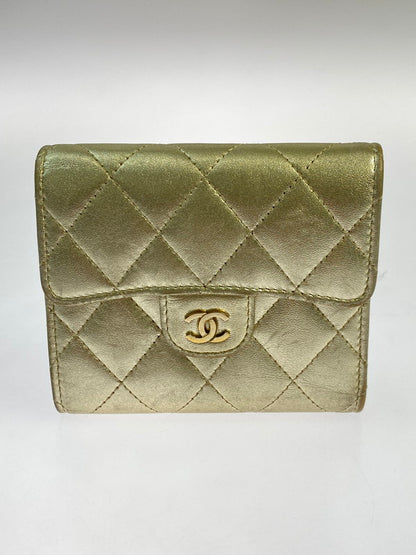 【中古品】【レディース】 CHANEL シャネル クラシックスモール 三つ折り財布 A82288 財布 181-251112-jt-02-min カラー：ゴールド 万代Net店