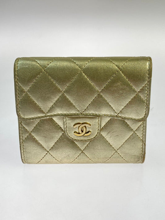 【中古品】【レディース】 CHANEL シャネル クラシックスモール 三つ折り財布 A82288 財布 181-251112-jt-02-min カラー：ゴールド 万代Net店