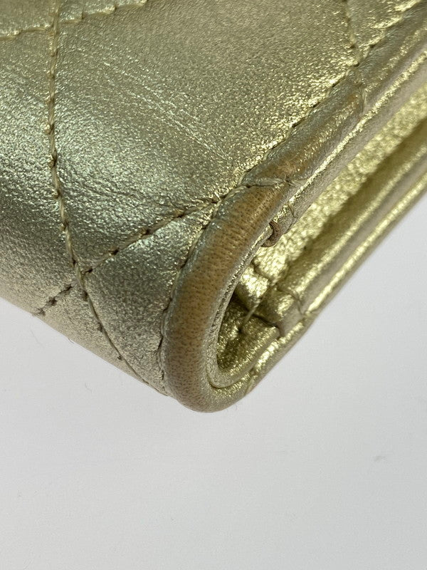 【中古品】【レディース】 CHANEL シャネル クラシックスモール 三つ折り財布 A82288 財布 181-251112-jt-02-min カラー：ゴールド 万代Net店