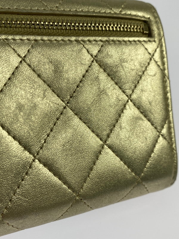 【中古品】【レディース】 CHANEL シャネル クラシックスモール 三つ折り財布 A82288 財布 181-251112-jt-02-min カラー：ゴールド 万代Net店