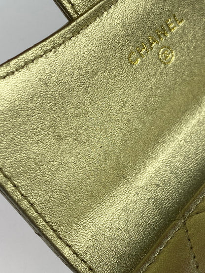 【中古品】【レディース】 CHANEL シャネル クラシックスモール 三つ折り財布 A82288 財布 181-251112-jt-02-min カラー：ゴールド 万代Net店