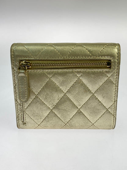 【中古品】【レディース】 CHANEL シャネル クラシックスモール 三つ折り財布 A82288 財布 181-251112-jt-02-min カラー：ゴールド 万代Net店