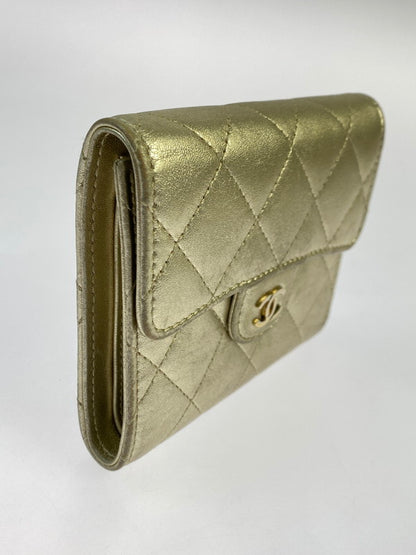 【中古品】【レディース】 CHANEL シャネル クラシックスモール 三つ折り財布 A82288 財布 181-251112-jt-02-min カラー：ゴールド 万代Net店