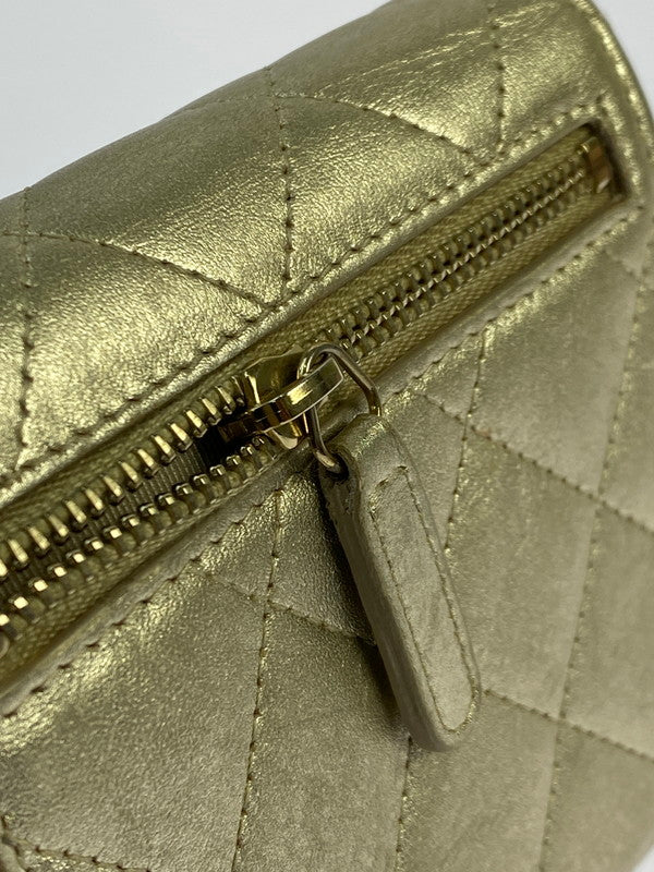 【中古品】【レディース】 CHANEL シャネル クラシックスモール 三つ折り財布 A82288 財布 181-251112-jt-02-min カラー：ゴールド 万代Net店