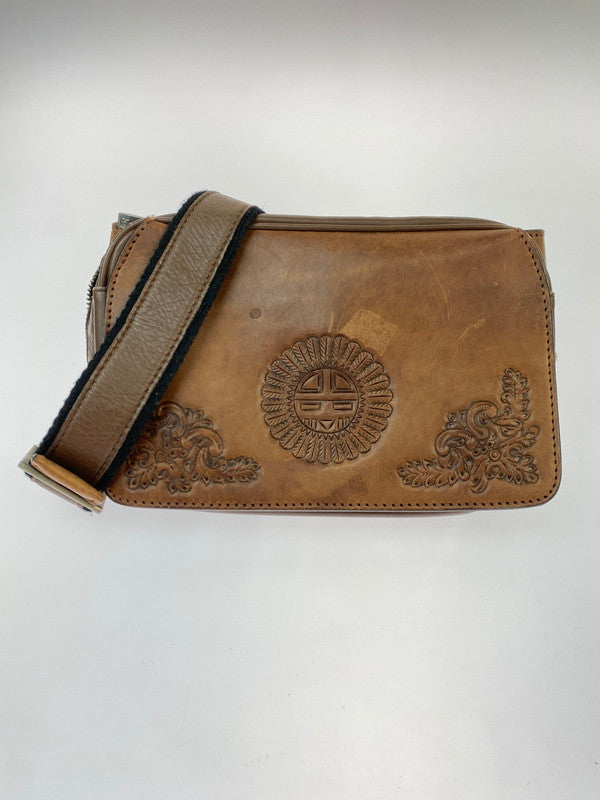 【現状渡し品】【メンズ】 SAAD サード LEATHER SHOLDER BAG レザー ショルダーバッグ カバン 188-251121-em-11-min カラー：ブラウン 万代Net店