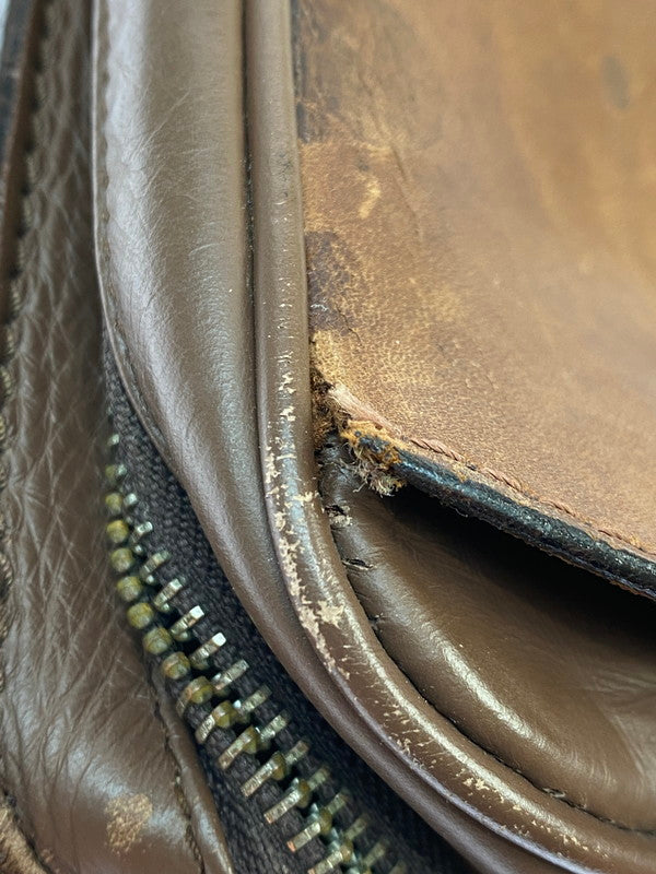 【現状渡し品】【メンズ】 SAAD サード LEATHER SHOLDER BAG レザー ショルダーバッグ カバン 188-251121-em-11-min カラー：ブラウン 万代Net店