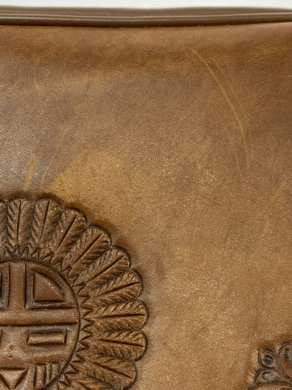 【現状渡し品】【メンズ】 SAAD サード LEATHER SHOLDER BAG レザー ショルダーバッグ カバン 188-251121-em-11-min カラー：ブラウン 万代Net店