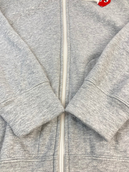 【中古品】【メンズ】 PLAY COMME des GARCONS プレイコムデギャルソン ZIP-UP HOODIE WITH RED EMBLEM AX-T168 AD2024/4 ジップアップフーディー ウィズ レッドエンブレム トップス パーカー 140-251120-kk-05-min サイズ：M カラー：グレー 万代Net店