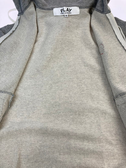 【中古品】【メンズ】 PLAY COMME des GARCONS プレイコムデギャルソン ZIP-UP HOODIE WITH RED EMBLEM AX-T168 AD2024/4 ジップアップフーディー ウィズ レッドエンブレム トップス パーカー 140-251120-kk-05-min サイズ：M カラー：グレー 万代Net店