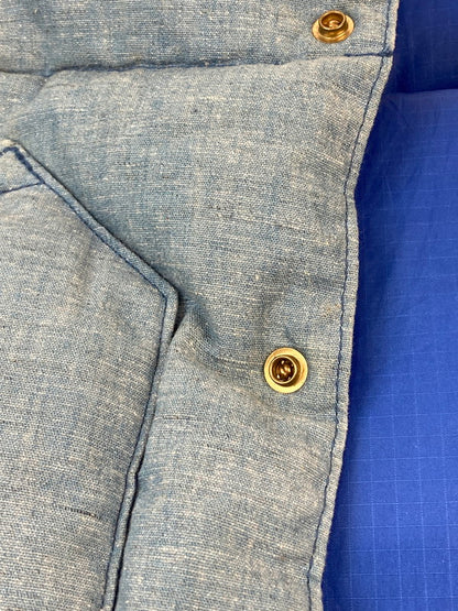 【中古品】【メンズ】 Rocky Mountain FeatherBed ロッキーマウンテンフェザーベッド × WAREHOUSE ウエアハウス 別注 コラボ DOWN VEST 450-482-72 ダウンベスト ライトアウター 145-251120-kk-06-min サイズ：38 カラー：ライトインディゴ 万代Net店