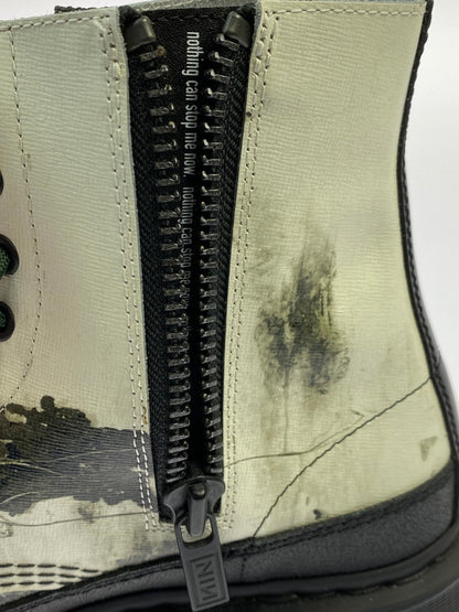 【中古美品】【メンズ】 Dr.Martens ドクターマーチン × NINE INCH NAILS ナイン・インチ・ネイルズ 別注 コラボ 24AW 8HOLE BOOTS 1460NIN 8ホールブーツ 靴 164-251120-kk-45-min サイズ：UK 8 カラー：WHITE+BLACK 万代Net店