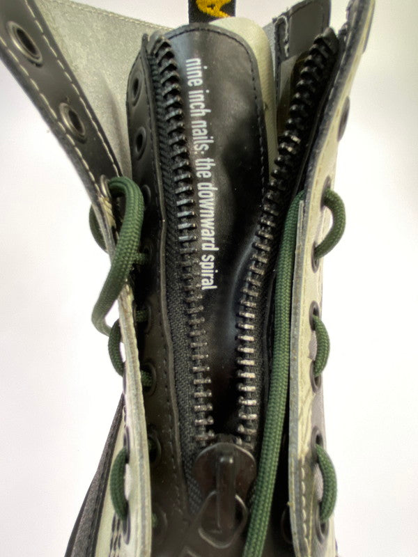 【中古美品】【メンズ】 Dr.Martens ドクターマーチン × NINE INCH NAILS ナイン・インチ・ネイルズ 別注 コラボ 24AW 8HOLE BOOTS 1460NIN 8ホールブーツ 靴 164-251120-kk-45-min サイズ：UK 8 カラー：WHITE+BLACK 万代Net店