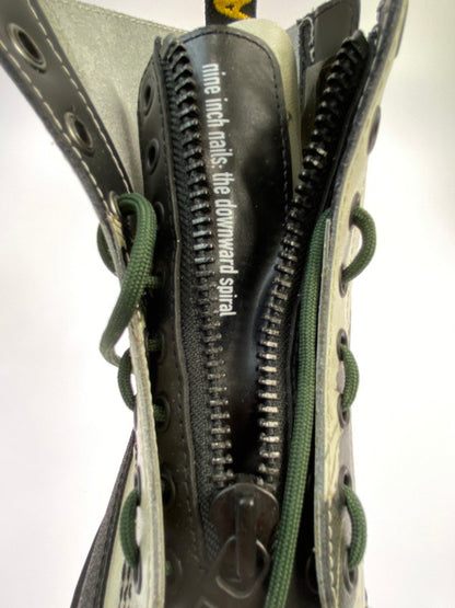 【中古美品】【メンズ】 Dr.Martens ドクターマーチン × NINE INCH NAILS ナイン・インチ・ネイルズ 別注 コラボ 24AW 8HOLE BOOTS 1460NIN 8ホールブーツ 靴 164-251120-kk-45-min サイズ：UK 8 カラー：WHITE+BLACK 万代Net店