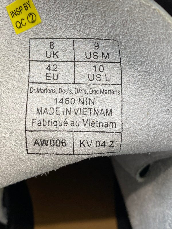 【中古美品】【メンズ】 Dr.Martens ドクターマーチン × NINE INCH NAILS ナイン・インチ・ネイルズ 別注 コラボ 24AW 8HOLE BOOTS 1460NIN 8ホールブーツ 靴 164-251120-kk-45-min サイズ：UK 8 カラー：WHITE+BLACK 万代Net店