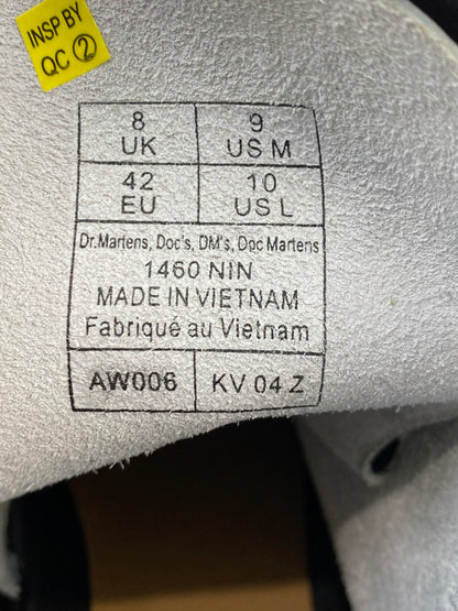 【中古美品】【メンズ】 Dr.Martens ドクターマーチン × NINE INCH NAILS ナイン・インチ・ネイルズ 別注 コラボ 24AW 8HOLE BOOTS 1460NIN 8ホールブーツ 靴 164-251120-kk-45-min サイズ：UK 8 カラー：WHITE+BLACK 万代Net店