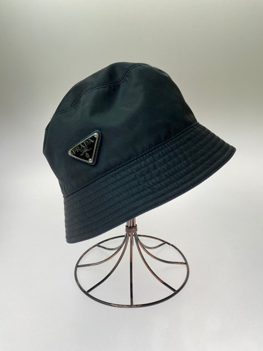 【中古品】【メンズ】 PRADA プラダ RE-NYLON TRIANGLE LOGO BUCKET HAT 2HC137 2DMI ナイロン トライアングル ロゴ バケットハット 帽子 183-251204-jt-03-min サイズ：XXL カラー：ブラック 万代Net店