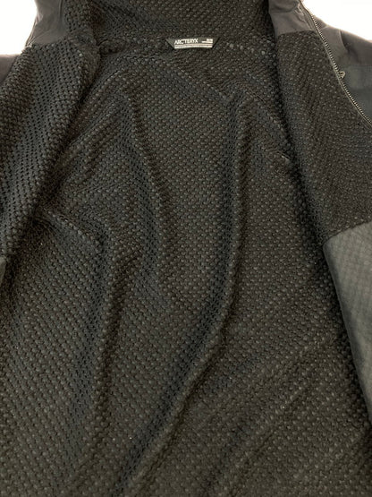 【中古品】【メンズ】 ARC'TERYX アークテリクス PROTON LIGHTWEIGHT HOODY X000006908-140860 プロトン ライトウエイト フーディー アウター 中綿ジャケット 144-251120-kk-12-min サイズ：M カラー：ブラック 万代Net店