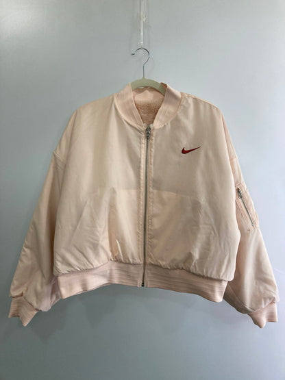 【中古品】【レディース】 NIKE ナイキ REVERSIBLE FAUX FUR BOMBER JACKET FB8693-838 リバーシブル フェイクファー ボンバージャケット アウター 168-251120-kk-02-min サイズ：XL カラー：ピンク 万代Net店