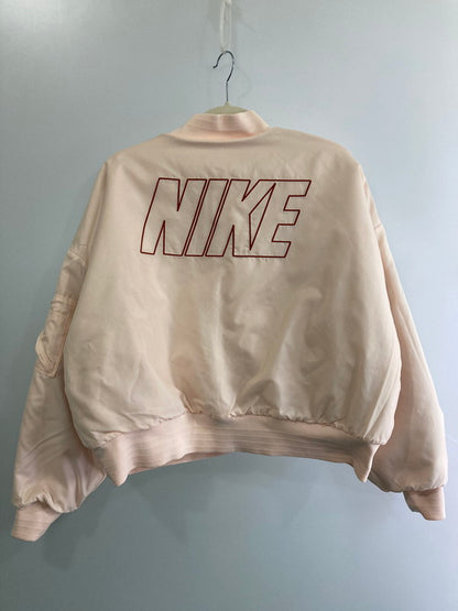 【中古品】【レディース】 NIKE ナイキ REVERSIBLE FAUX FUR BOMBER JACKET FB8693-838 リバーシブル フェイクファー ボンバージャケット アウター 168-251120-kk-02-min サイズ：XL カラー：ピンク 万代Net店