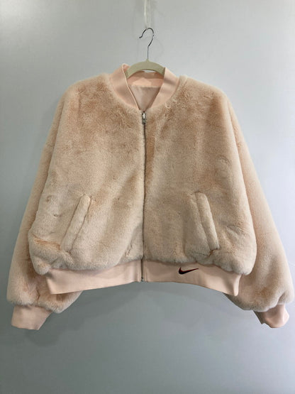 【中古品】【レディース】 NIKE ナイキ REVERSIBLE FAUX FUR BOMBER JACKET FB8693-838 リバーシブル フェイクファー ボンバージャケット アウター 168-251120-kk-02-min サイズ：XL カラー：ピンク 万代Net店