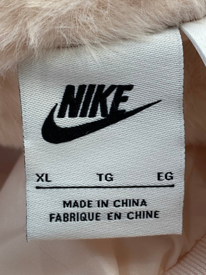 【中古品】【レディース】 NIKE ナイキ REVERSIBLE FAUX FUR BOMBER JACKET FB8693-838 リバーシブル フェイクファー ボンバージャケット アウター 168-251120-kk-02-min サイズ：XL カラー：ピンク 万代Net店