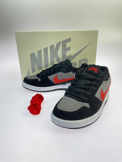 【未使用品】【メンズ】 NIKE SB ナイキ スケートボーディング PAUL RODRIGUEZ ZOOM AIR LOW IM7147-001 ポール ロドリゲス ズーム エア ロー スニーカー 靴 160-251129-kk-08-min カラー：BLACK/VARSITY RED-FLINT GREY 万代Net店