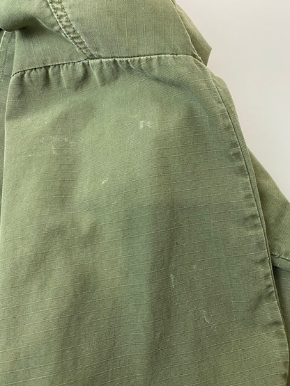 【現状渡し品】【メンズ】 US.ARMY ユーエスアーミー JUNGLE FATIGUE JACKET 8405-935-4702 60S 4TH ジャングル ファティーグ ジャケット 60年代 アメリカ軍 4thタイプ メンズ アウター ミリタリー 146-251205-em-51-min カラー：オリーブグリーン 万代Net店