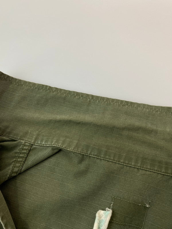 【現状渡し品】【メンズ】 US.ARMY ユーエスアーミー JUNGLE FATIGUE JACKET 8405-935-4702 60S 4TH ジャングル ファティーグ ジャケット 60年代 アメリカ軍 4thタイプ メンズ アウター ミリタリー 146-251205-em-51-min カラー：オリーブグリーン 万代Net店